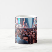 "Lächelnde Menschen auf belebter Straße" Kaffeetasse (Mittel)
