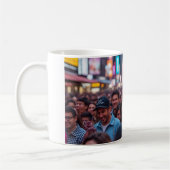 "Lächelnde Menschen auf belebter Straße" Kaffeetasse (Links)