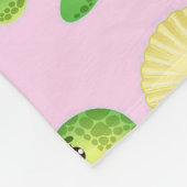 Lächelnde Schildkröten und Muscheln Fleecedecke (Ecke)