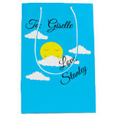 Lächelnde Sonne mit puffigen Wolken Mittlere Geschenktüte (Vorderseite)