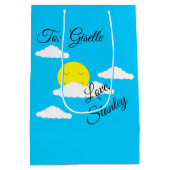 Lächelnde Sonne mit puffigen Wolken Mittlere Geschenktüte (Rückseite)