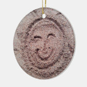 Lächelnde Sonne, Sand Emoticon, Sommer Emoji Keramikornament (Links)