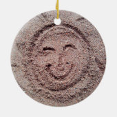 Lächelnde Sonne, Sand Emoticon, Sommer Emoji Keramikornament (Hinten)
