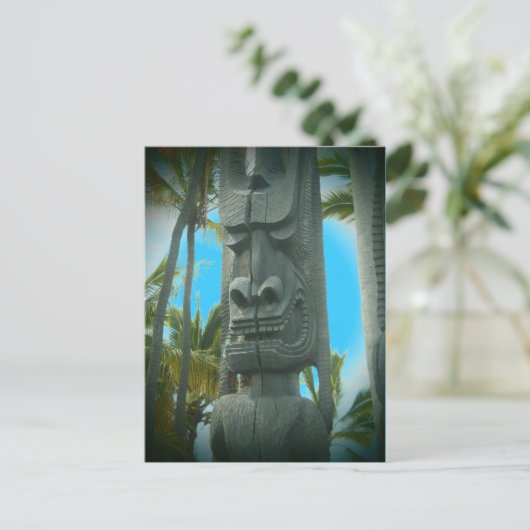 Lächelnde Tiki-Statue Postkarte (Stehend Vorderseite)