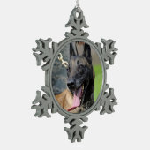 Lächelnder Belgier Malinois Hund Schneeflocken Zinn-Ornament (Links)