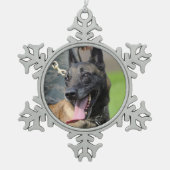 Lächelnder Belgier Malinois Hund Schneeflocken Zinn-Ornament (Vorderseite)