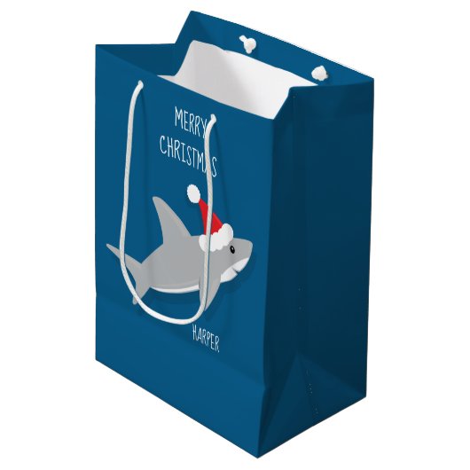 Lächelnder Cartoon Hai in Weihnachtsmannmütze Gesc Mittlere Geschenktüte (Vorderseite Schrägansicht)