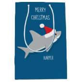 Lächelnder Cartoon Hai in Weihnachtsmannmütze Gesc Mittlere Geschenktüte (Vorderseite)