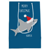 Lächelnder Cartoon Hai in Weihnachtsmannmütze Gesc Mittlere Geschenktüte (Rückseite)