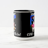 Lächelnder Cartoon Kaffeeliebende Kuh Zweifarbige Tasse (Mittel)
