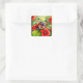 Lächelnder Cartoon Ladybug sitzend auf Blume Quadratischer Aufkleber (Tasche)