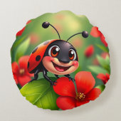 Lächelnder Cartoon Ladybug sitzend auf Blume Rundes Kissen (Rückseite)
