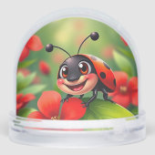 Lächelnder Cartoon Ladybug sitzend auf Blume Schneekugeln (Rückseite)