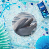 Lächelnder Delfin in Nahaufnahme in hellem blauem Pappteller (Party)