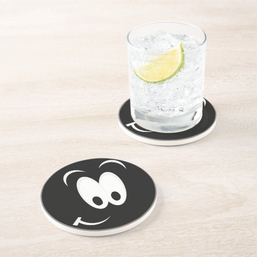 Lächelnder dunkler Untersetzer (Seite)