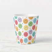 Lächelnder Emoji-Muster Milchtasse (Vorderseite)