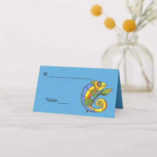 Lächelnder farbiger Cartoon Lizard auf dem Zweigbl Platzkarte (Vorderseite)