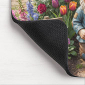 Lächelnder Gartenzwerg bewässert Blumen im Garten Mousepad (Ecke)