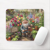 Lächelnder Gartenzwerg bewässert Blumen im Garten Mousepad (Mit Mouse)