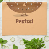 Lächelnder gesalzener Brezel-Cartoon-Charakter Geschirrtuch (Gefaltet)