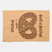 Lächelnder gesalzener Brezel-Cartoon-Charakter Geschirrtuch (Horizontal)