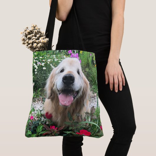 Lächelnder Golden Retriever Hund unter Blume Tasche (Von Nahem)