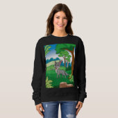 Lächelnder grauer Wolf, der den Wald mit Blu durch Sweatshirt (Vorne ganz)