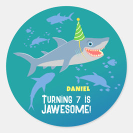 Lächelnder Hai unter dem Meeresjunge Geburtstagspa Runder Aufkleber
