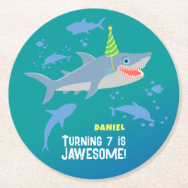 Lächelnder Hai unter dem Meeresjunge Geburtstagspa Runder Pappuntersetzer