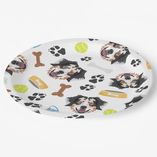 Lächelnder Hundeaustralier-Schäfer Pappteller (Schrägansicht)