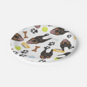 Lächelnder Hundedobermann Pappteller (Schrägansicht)