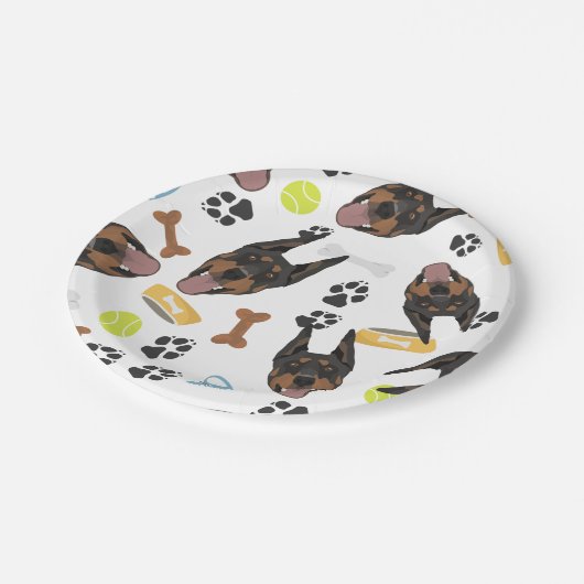 Lächelnder Hundedobermann Pappteller (Schrägansicht)