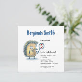 Lächelnder Igels-personalisierter Kindergeburtstag Einladung (Stehend Vorderseite)