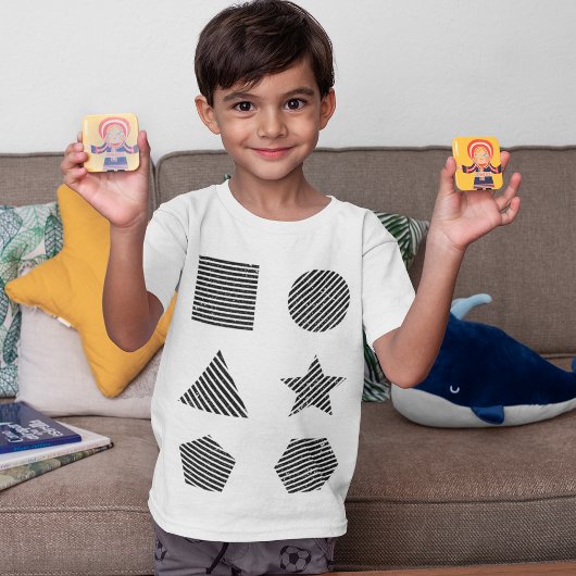 Lächelnder Junge spielt Formen T-Shirt