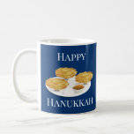 Lächelnder Latkes-Cartoon glückliches Chanukka Kaffeetasse<br><div class="desc">Eine glückliche Chanukka-Tasse,  die die lächelnden Latkes zeigt,  die auf einer Platte mit Apfelsauce und saurer Creme stehend sind. Die Wörter und die Illustration sind auf beiden Seiten von der Tasse sichtbar.</div>