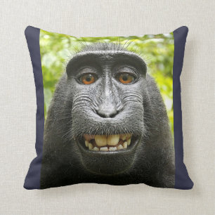 Lächelnder Macaque mit Haube Kissen