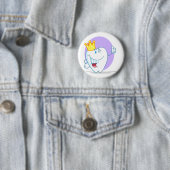 Lächelnder Zeltkartoon mit goldener Krone Button (Beispiel)