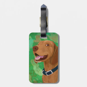 Lächelndes Brown Vizsla auf grünem Hintergrund Gepäckanhänger