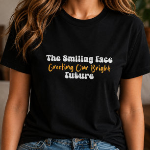Lächelndes Gesicht, das unsere helle Zukunftsschul T-Shirt