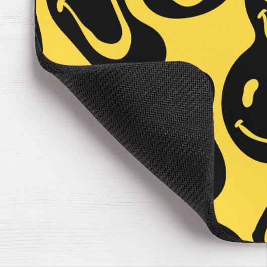 Lächelndes Gesicht Emoji verstört Schwarz und Gelb Mousepad (Ecke)