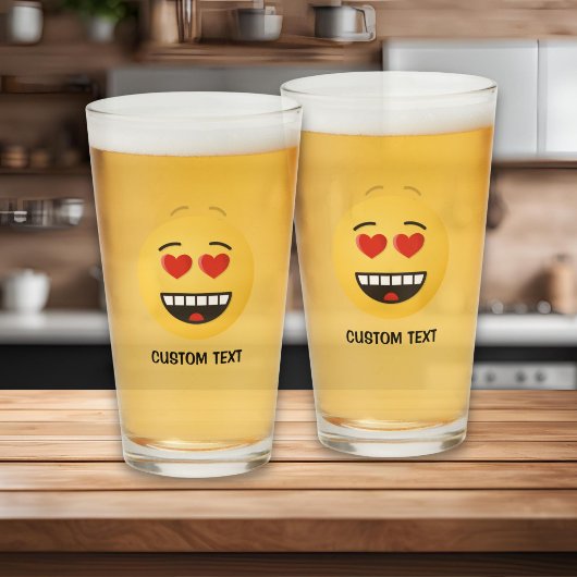 Lächelndes Gesicht mit herzförmigen Augen Glas