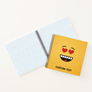 Lächelndes Gesicht mit herzförmigen Augen Notizbuch