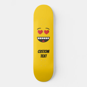 Lächelndes Gesicht mit herzförmigen Augen Skateboard