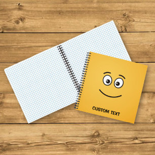Lächelndes Gesicht mit offenen Augen Notizbuch