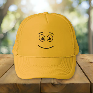 Lächelndes Gesicht mit offenen Augen Truckerkappe