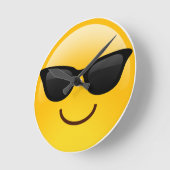 Lächelndes Gesicht mit Sonnenbrille Coole Emoji Runde Wanduhr (Winkel)