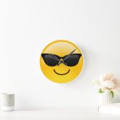 Lächelndes Gesicht mit Sonnenbrille Coole Emoji Runde Wanduhr (Zuhause)