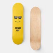 Lächelndes Gesicht mit Sonnenbrille Skateboard (Vorderseite)