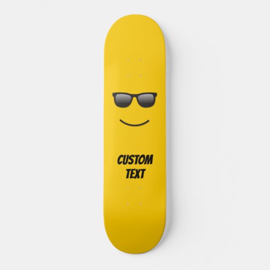 Lächelndes Gesicht mit Sonnenbrille Skateboard (Vorderseite)