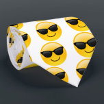 Lächelndes Gesicht mit Sonnenbrillen cooler Emoji Krawatte<br><div class="desc">Ein Gesicht,  das dunkle Sonnenbrille lächelt und trägt. Wird verwendet,  um eine Richtung von coolem zu bezeichnen. Emoji Spaß für alle.</div>